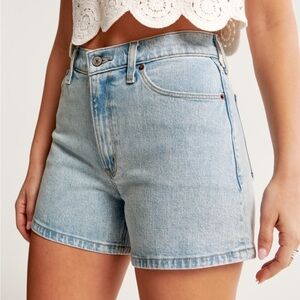 Abercrombie 4” high rise mom short